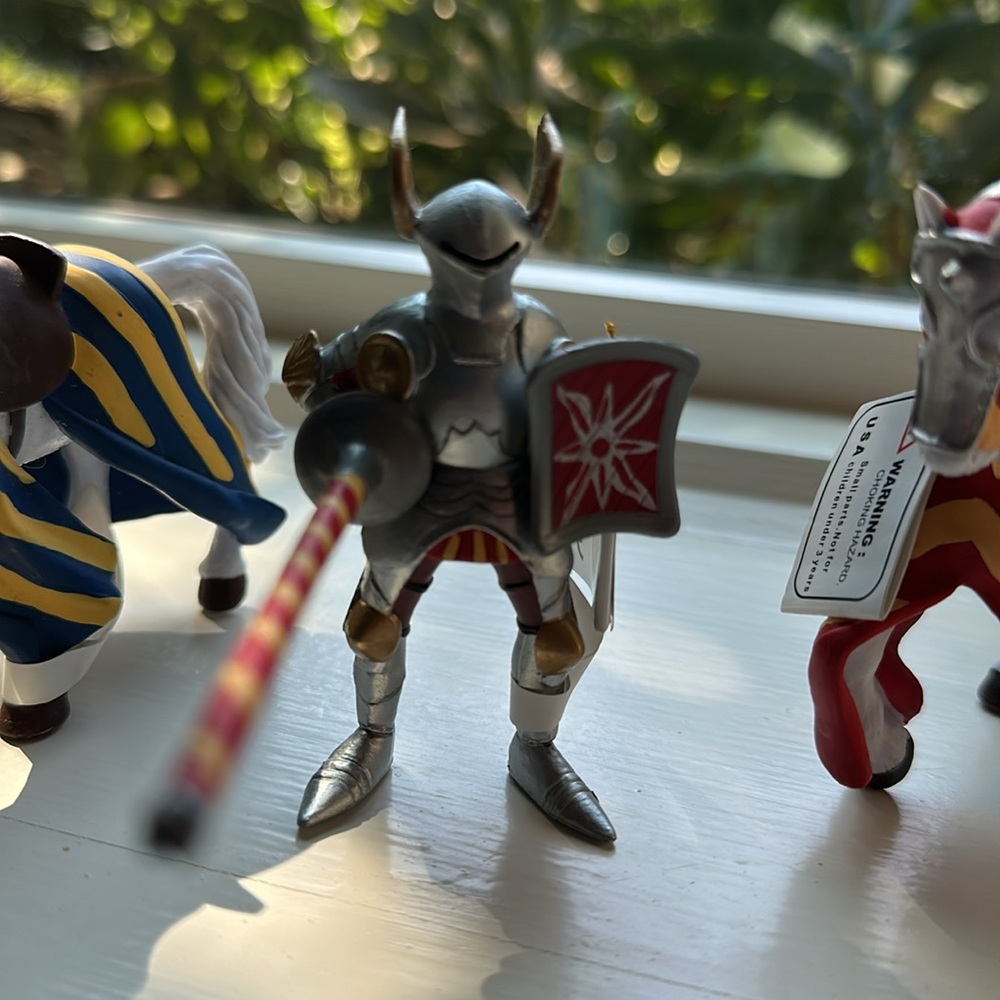 Set of 3 Papo toys -  red knight soldier, and two draped horses - Picture 4 of 7